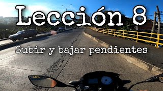 Subir y bajar PENDIENTESLOMAS  APRENDE A MANEJAR MOTO FÁCIL  Lección 8 [upl. by Jacobsohn670]